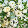 Tavaszi zsongás - Kerek csokor, fehér árnyalatú vegyes virágokból - közepes méret (108)